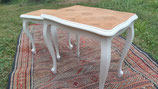 Une paire de petites tables